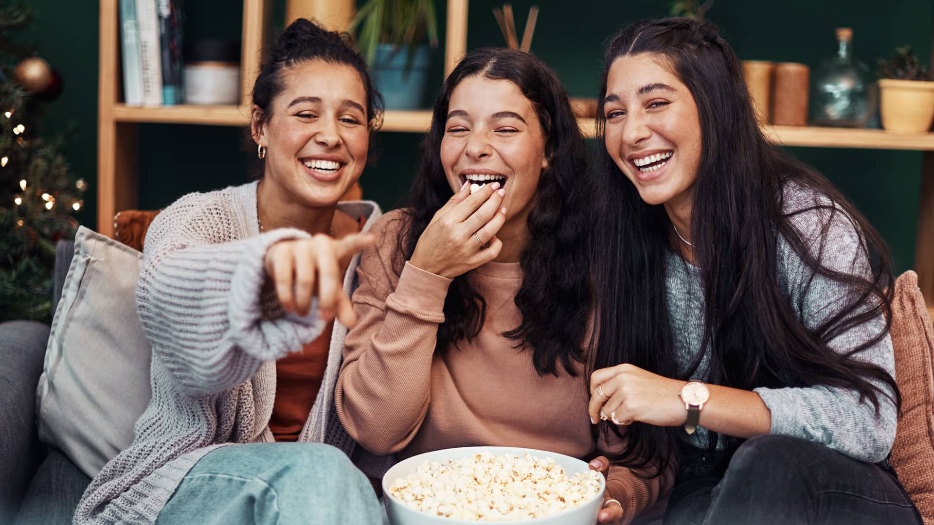 Chicas viendo película en plataforma filmin de vodafone
