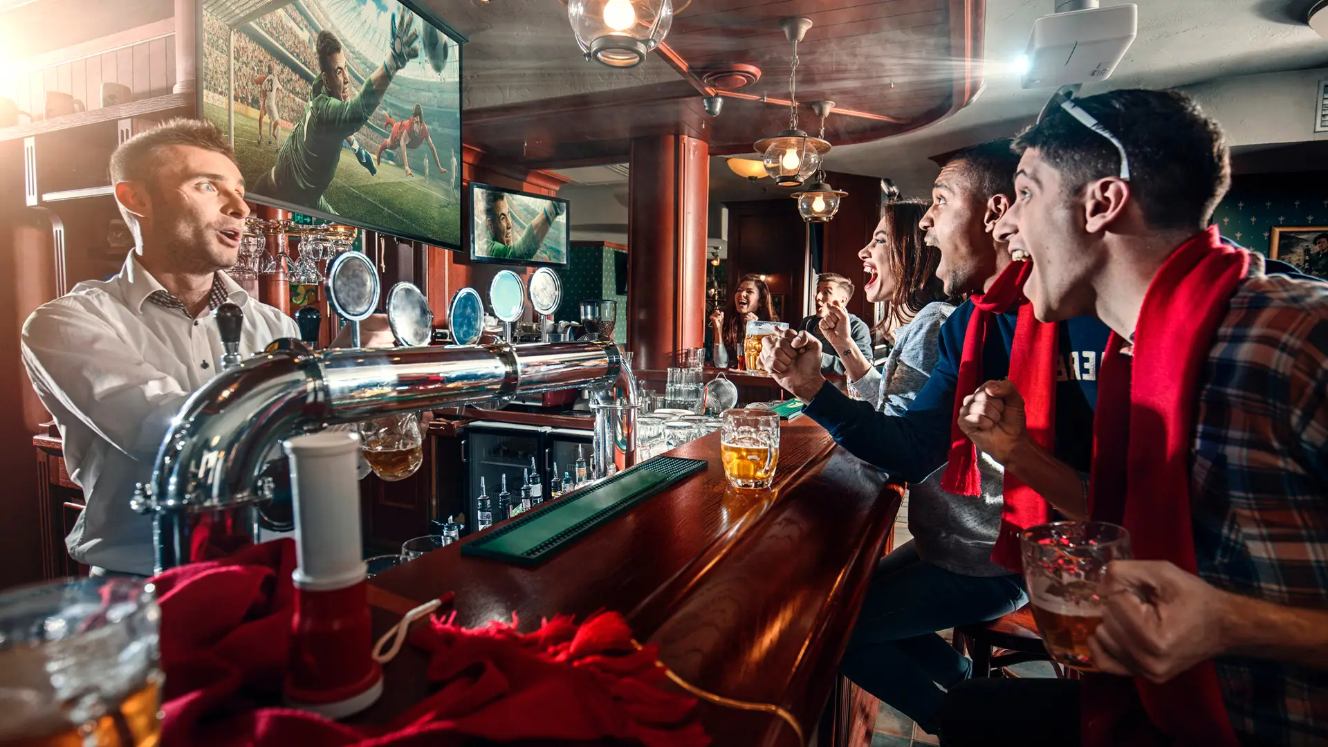 Gente viendo partido fútbol en un bar Gente viendo partido fútbol en un bar
