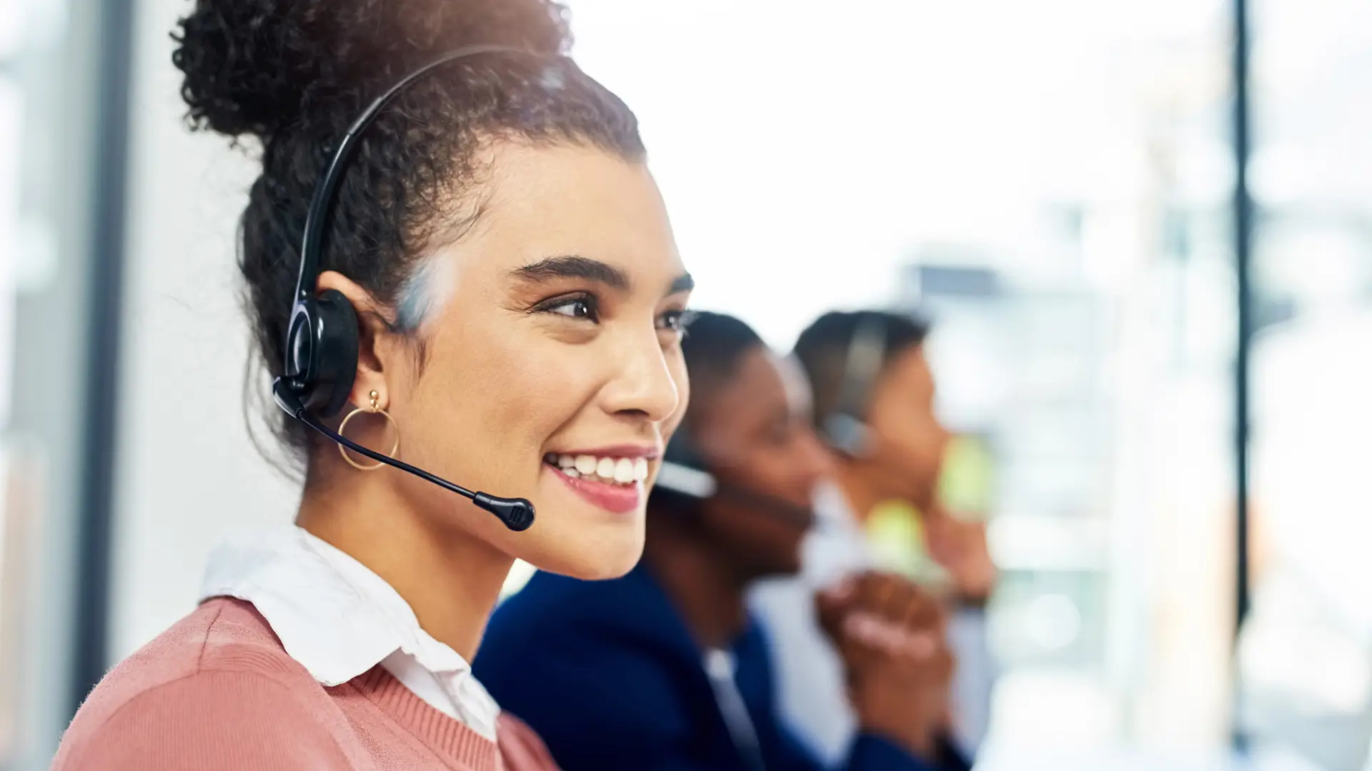 Teleoperadora recibiendo llamada para dar de baja hbo