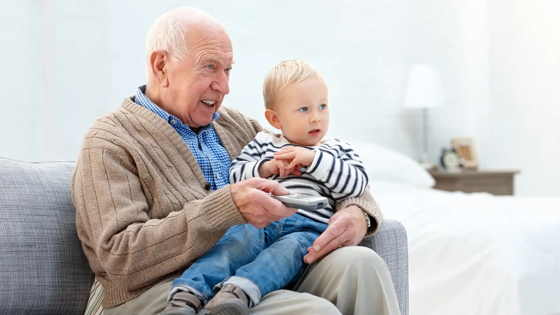 Abuelo con nieto viendo pack universal de tv de vodafone Abuelo con nieto viendo pack universal de tv de vodafone