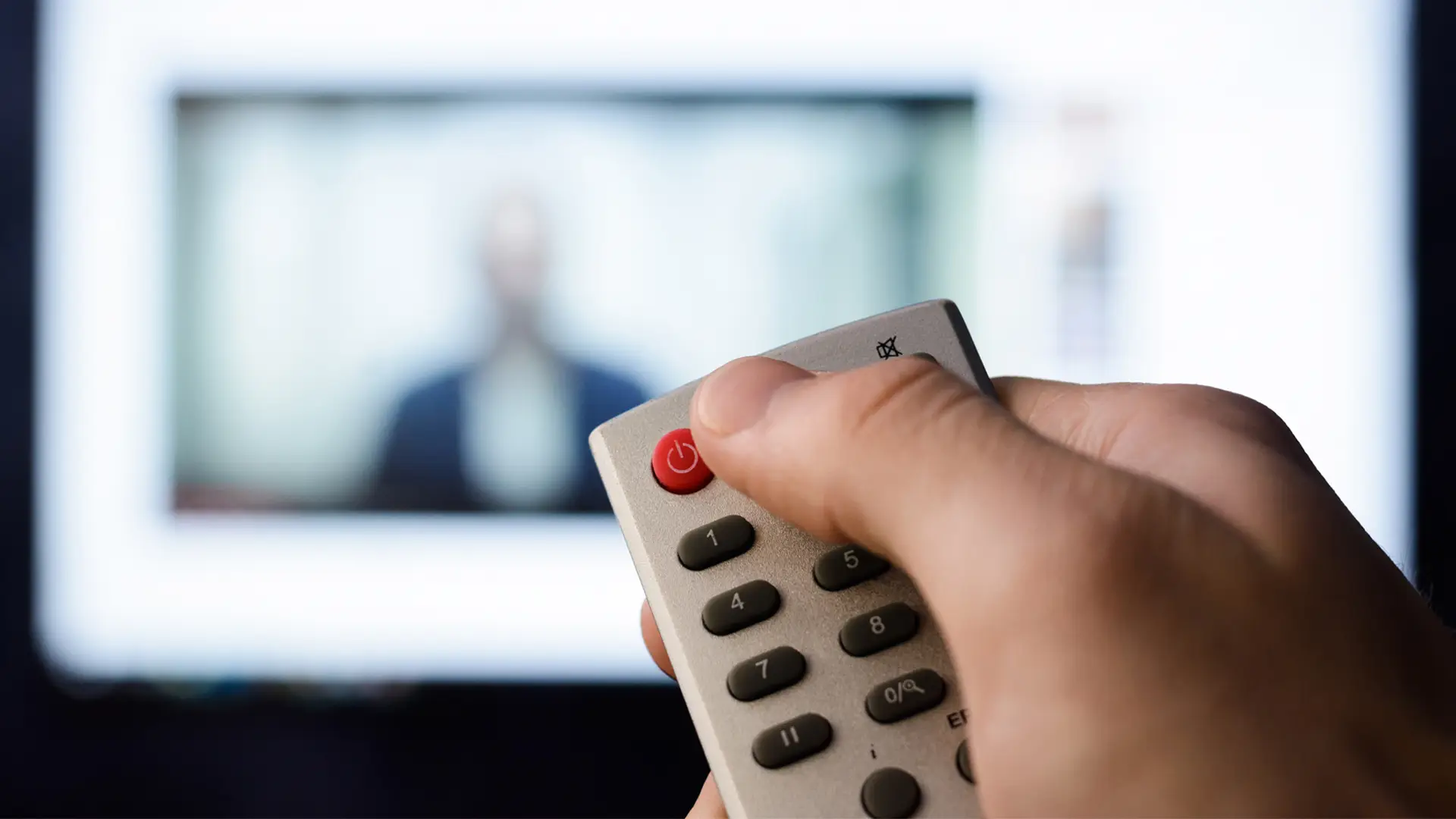 Persona apagando decodificador para ser reiniciado Persona apagando decodificador para ser reiniciado