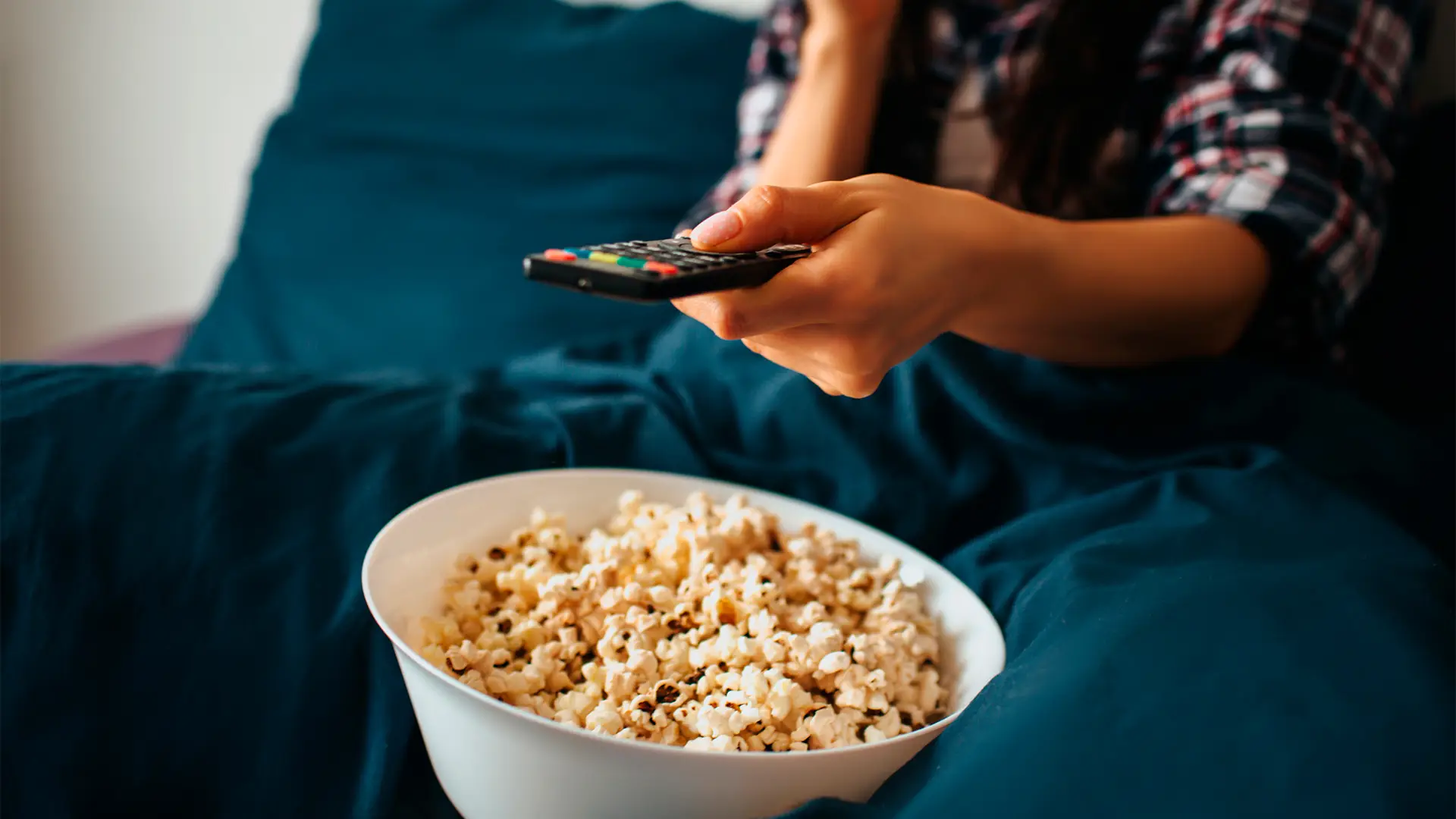 Joven con palomitas buscando en seriesfans de vodafone