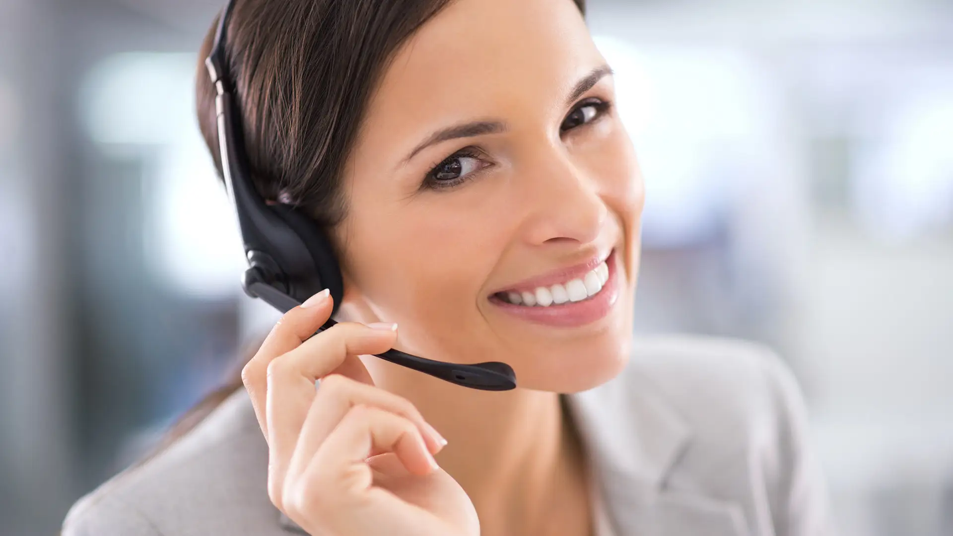 Teleoperadora explicando tramites para cambiar de número de télefono Teleoperadora explicando tramites para cambiar de número de télefono