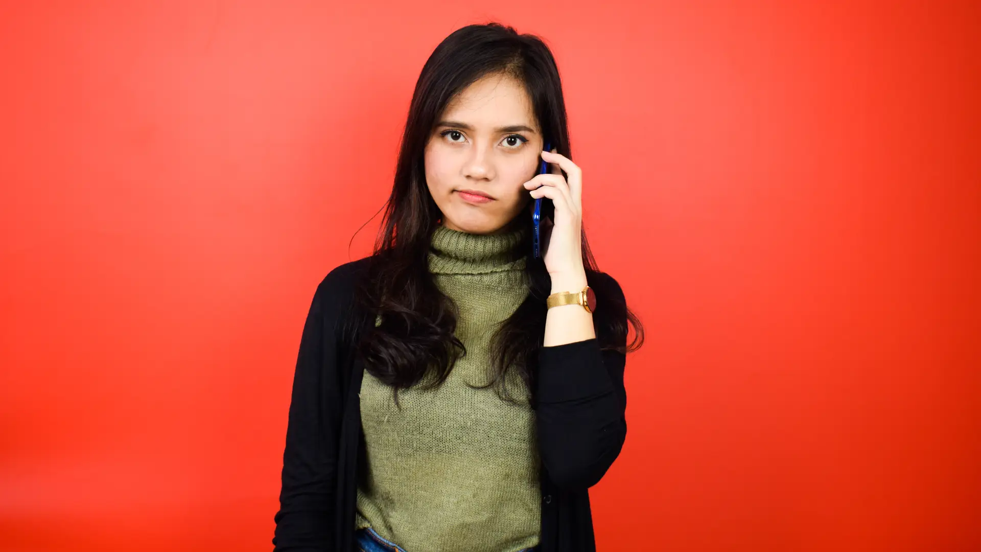 Joven molesta por la llamada de su padre porque ella no pagó la última factura de su vodafone y ahora tiene que solucionar la deuda Joven molesta por la llamada de su padre porque ella no pagó la última factura de su vodafone y ahora tiene que solucionar la deuda