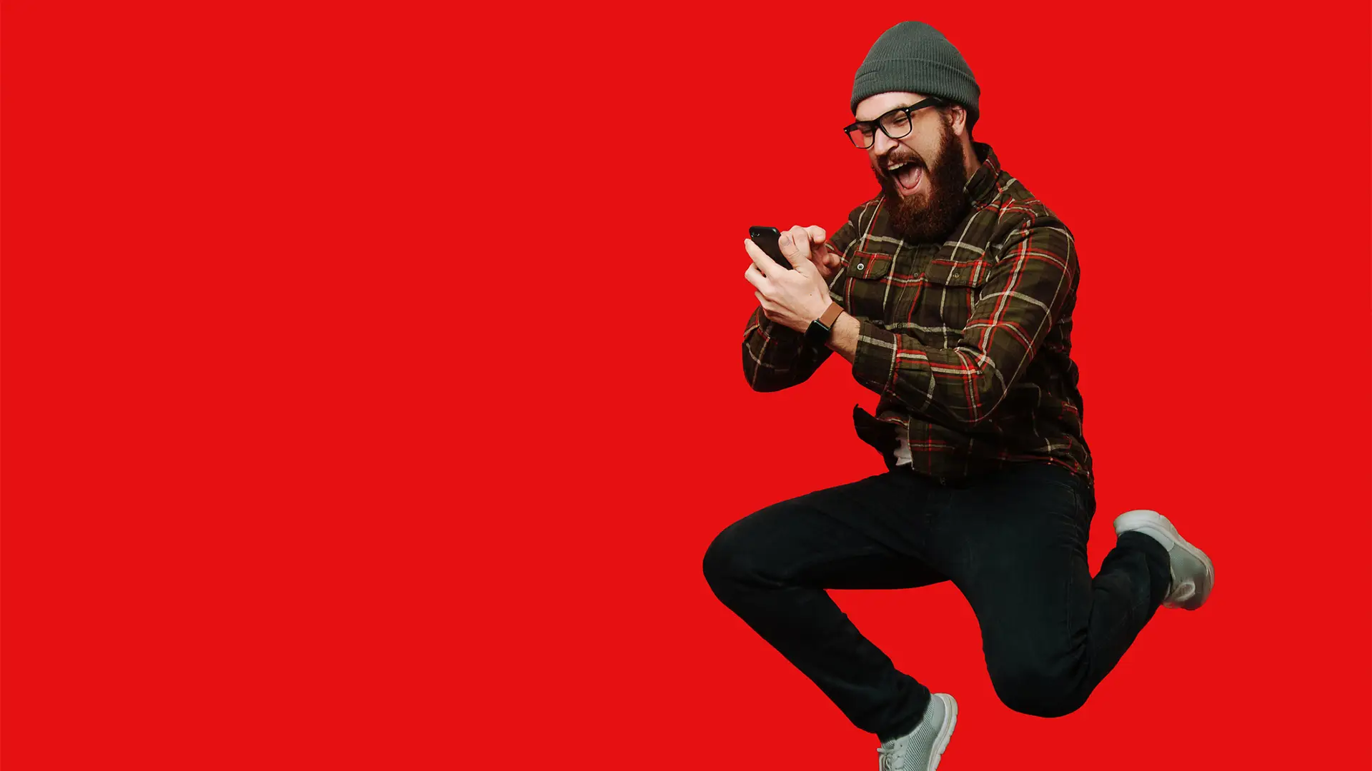 Persona saltando con el móvil representa portabilidad vodafone lowi