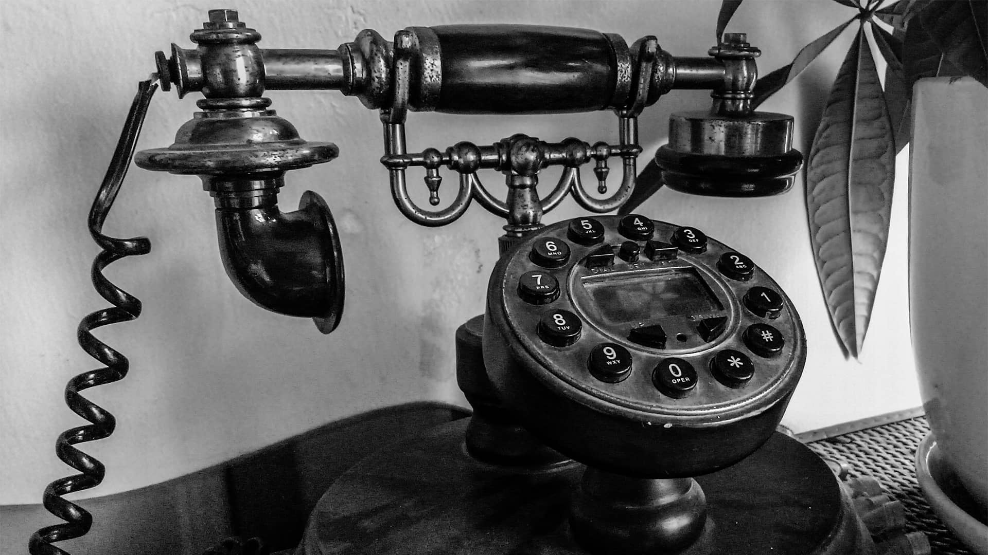 Teléfono antiguo en blanco y negro representa tarifas descatalogadas vodafone