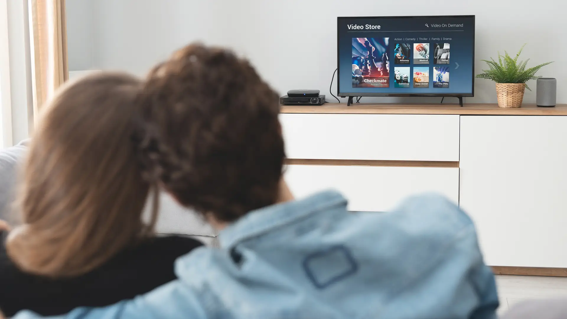 Pareja viendo tv vodafone