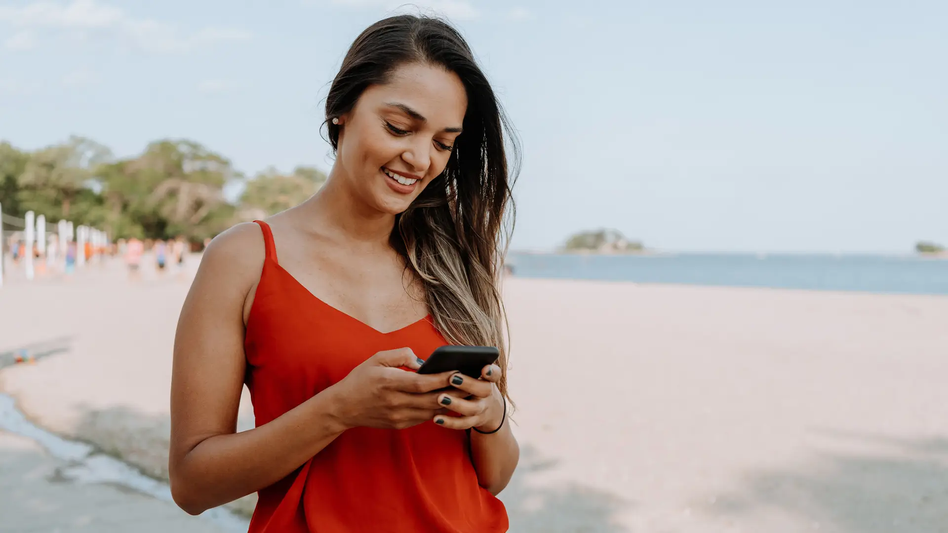 Chica usando su móvil con tarifas internet 4g Chica usando su móvil con tarifas internet 4g