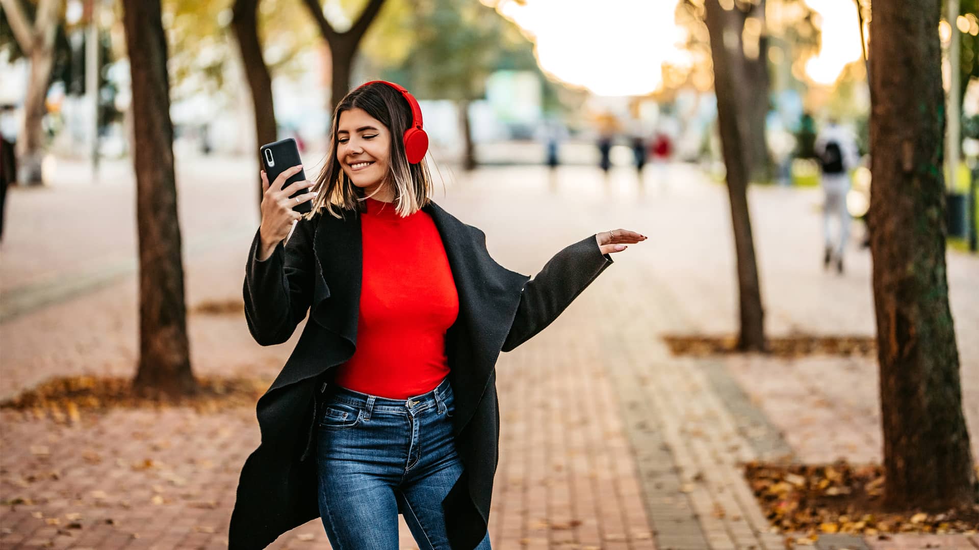 Joven feliz con móvil escuchando música representa contrato vodafone fácil