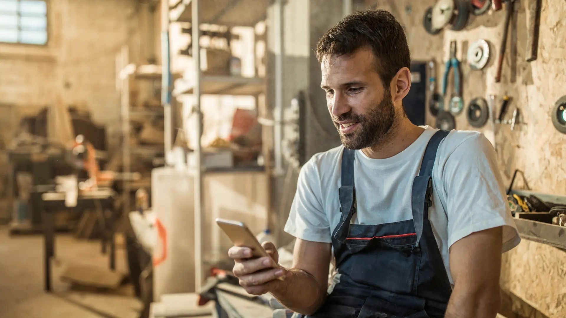 Joven autónomo usando su smartphone