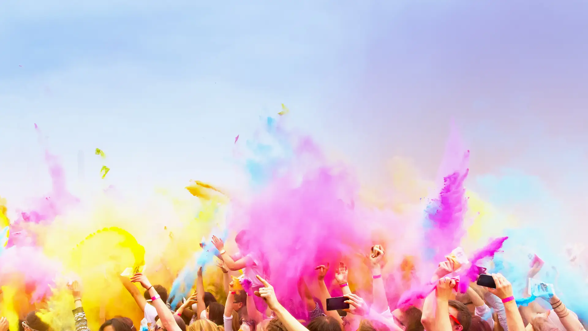 Jovenes celebrando que sus smartphones son libres