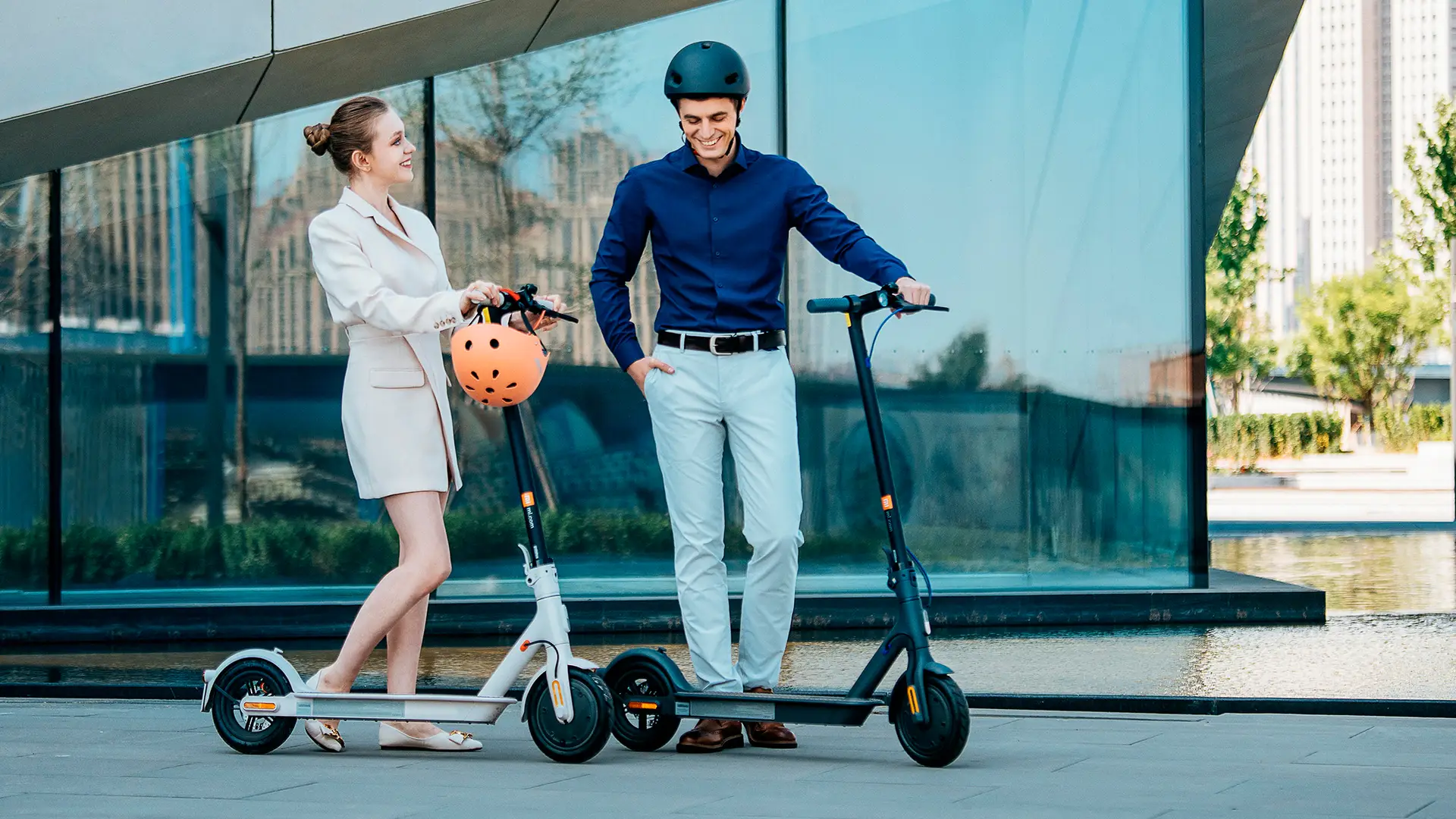 Dos personas disfrutando de su patinete de xiaomi por la guia de clientes de yoigo Dos personas disfrutando de su patinete de xiaomi por la guia de clientes de yoigo