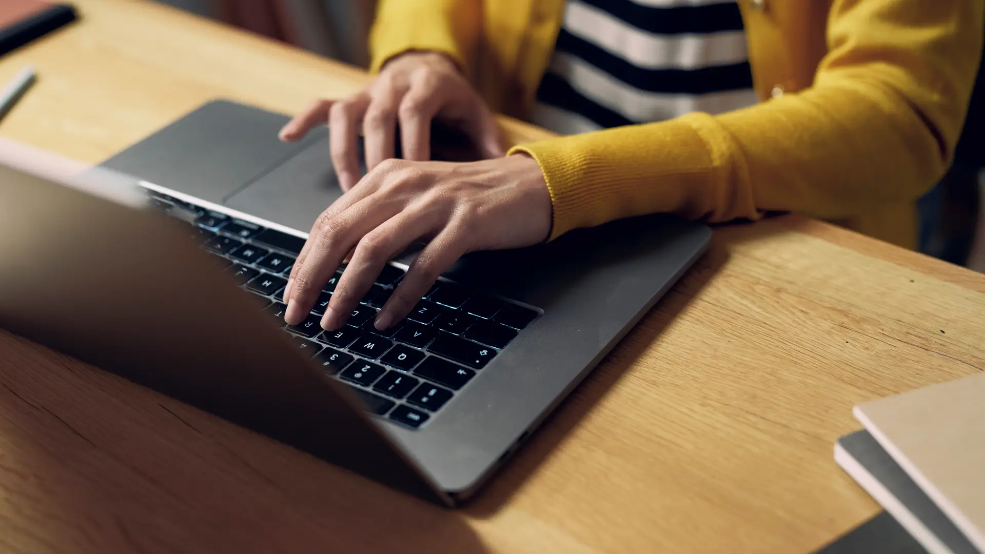 Joven buscando en su laptop como cambiar contraseña wifi yoigo Joven buscando en su laptop como cambiar contraseña wifi yoigo