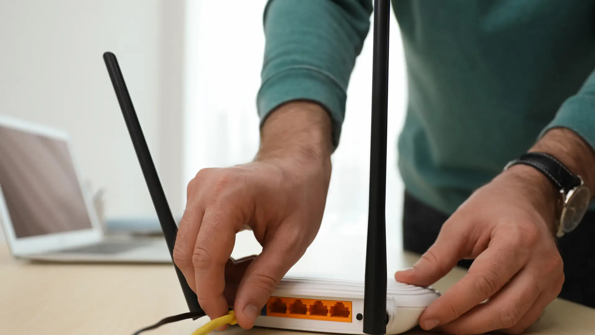 Joven conectando fibra router de yoigo