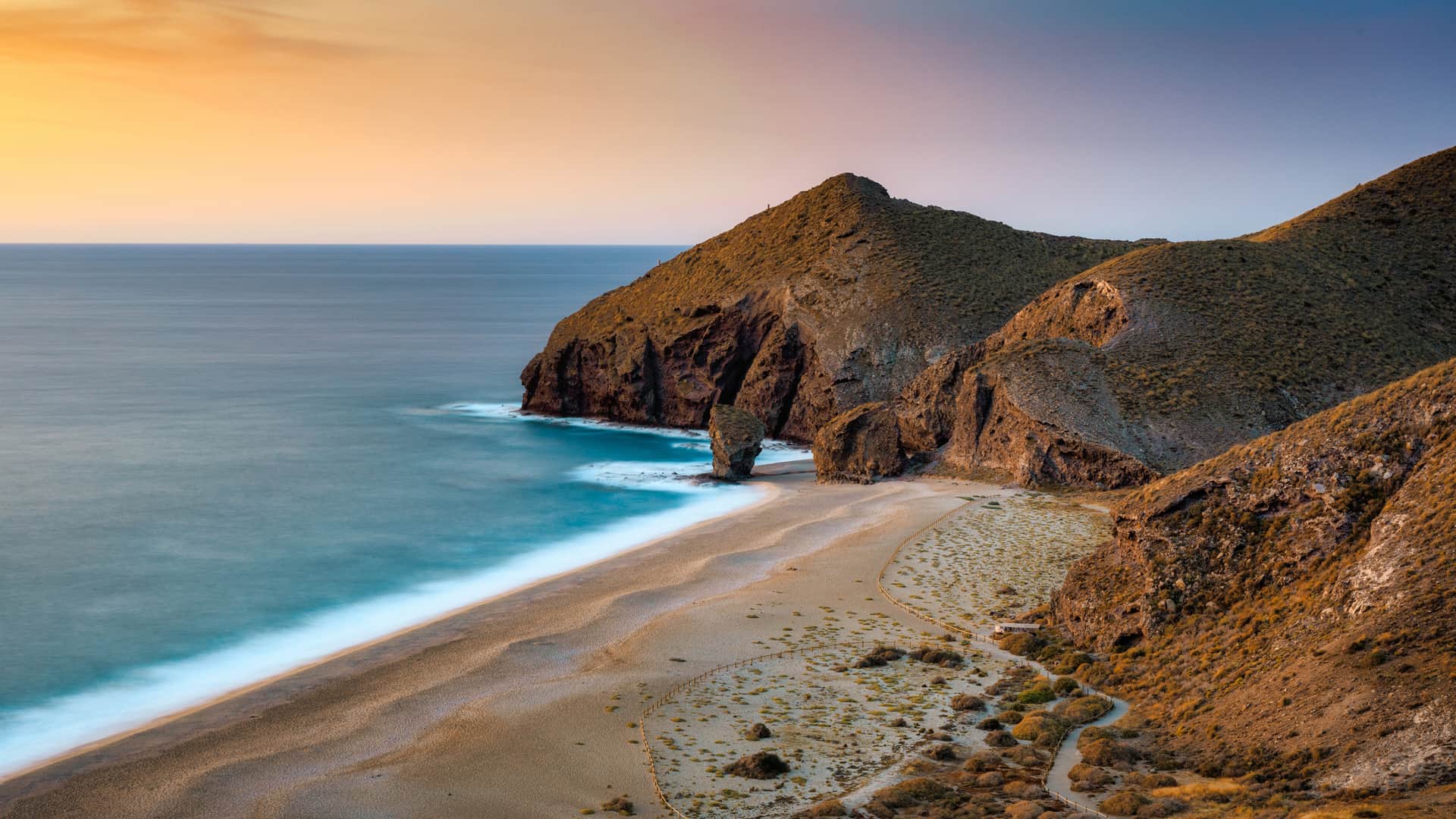 Playa de los muertos en Almería donde están disponibles los servicios telefónicos de yoigo