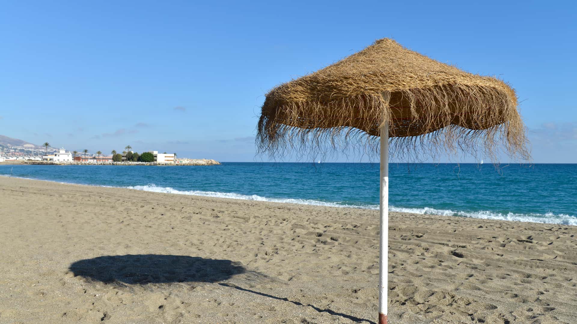 Sombrilla de playa de Fuengirola donde están disponibles los servicios telefónicos de yoigo