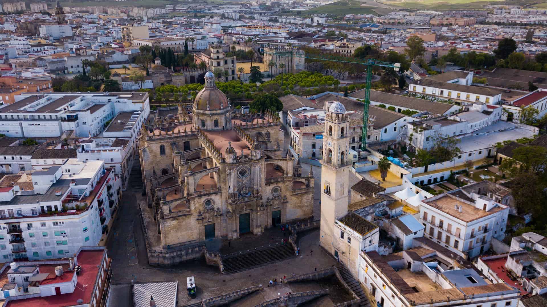 Vista aérea de Jerez de la frontera con Catedral y Alcázar morisco donde están disponibles los servicios telefónicos de yoigo