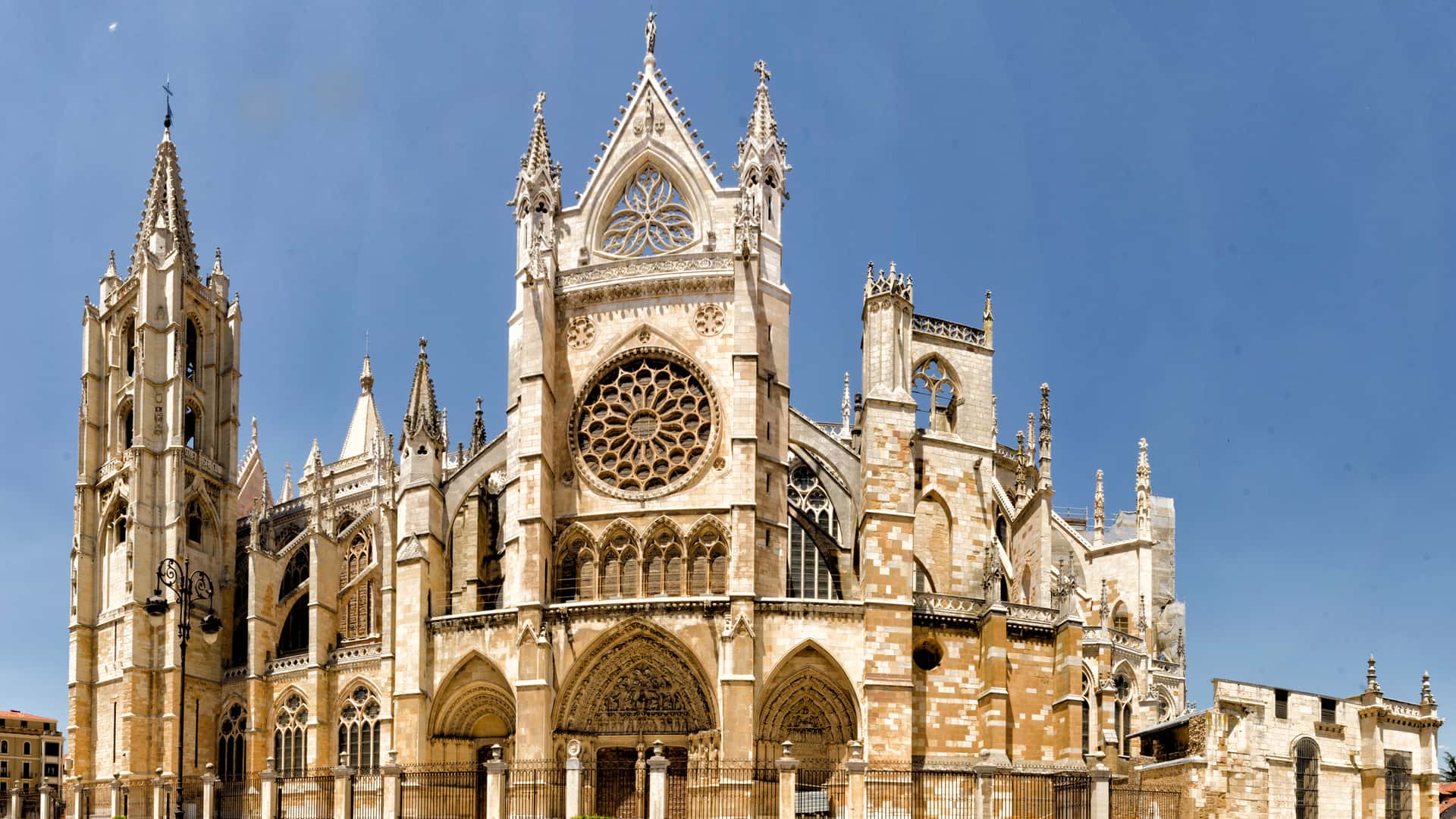 Catedral de León donde están disponibles los servicios telefónicos de yoigo