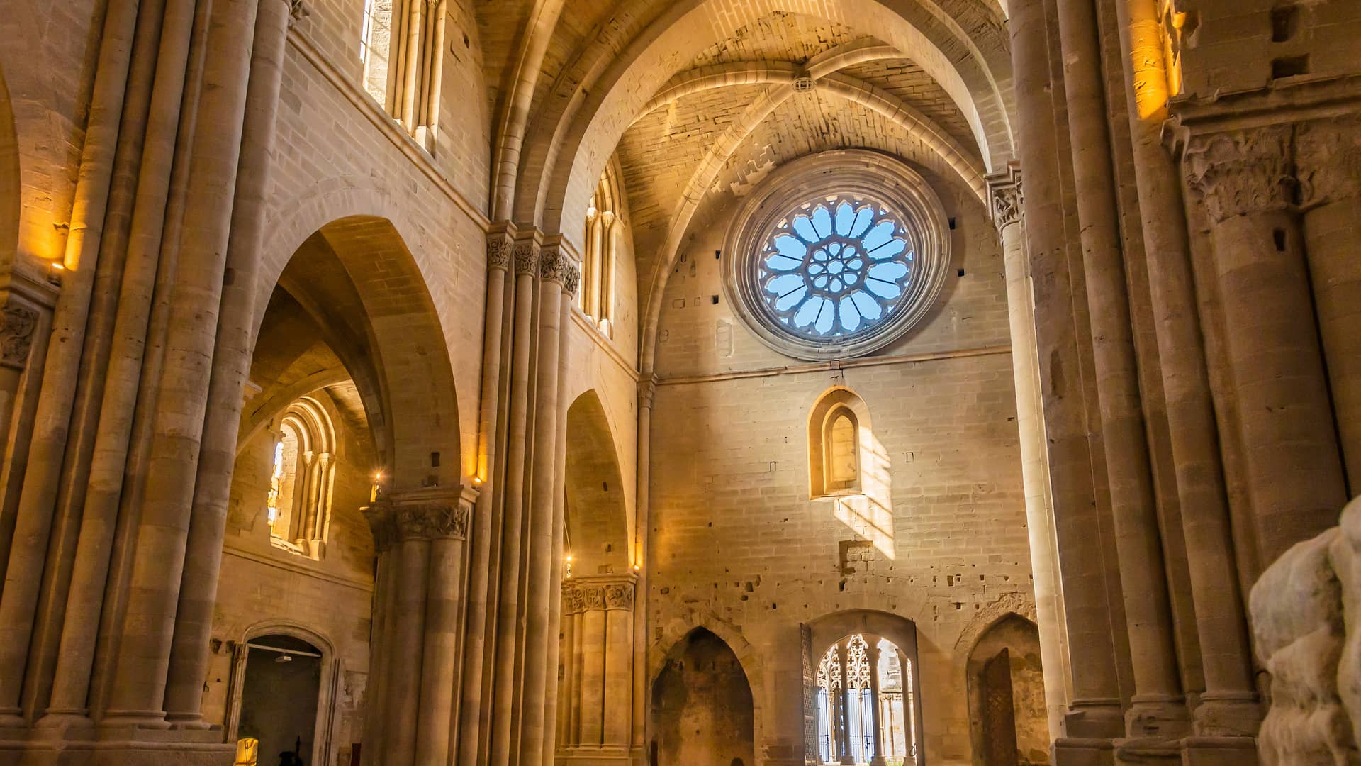 Vista parcial del interior de la Catedral de la Seu Vella. Lleida donde están disponibles los servicios telefónicos de yoigo