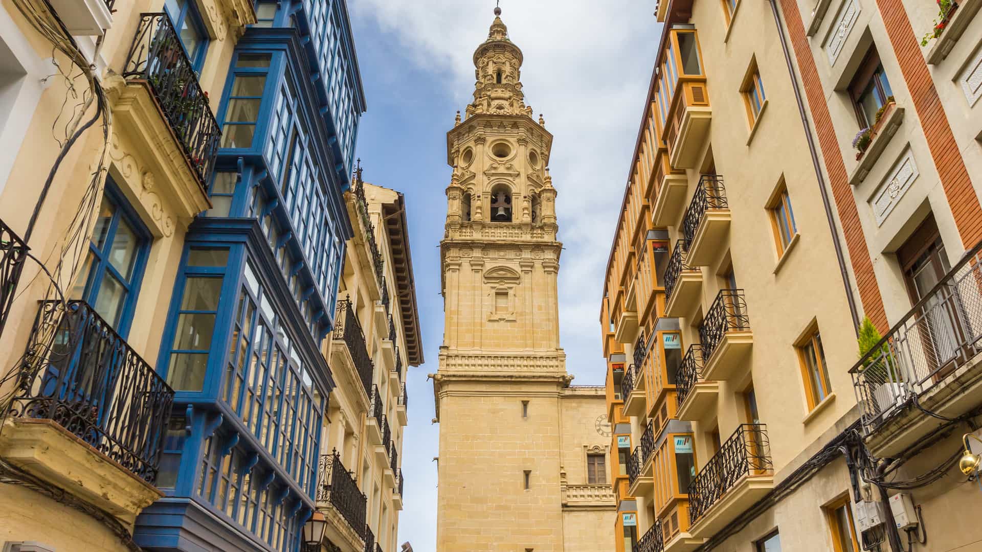 Torre de la Catedral y casas en Logroño donde están disponibles los servicios telefónicos de yoigo