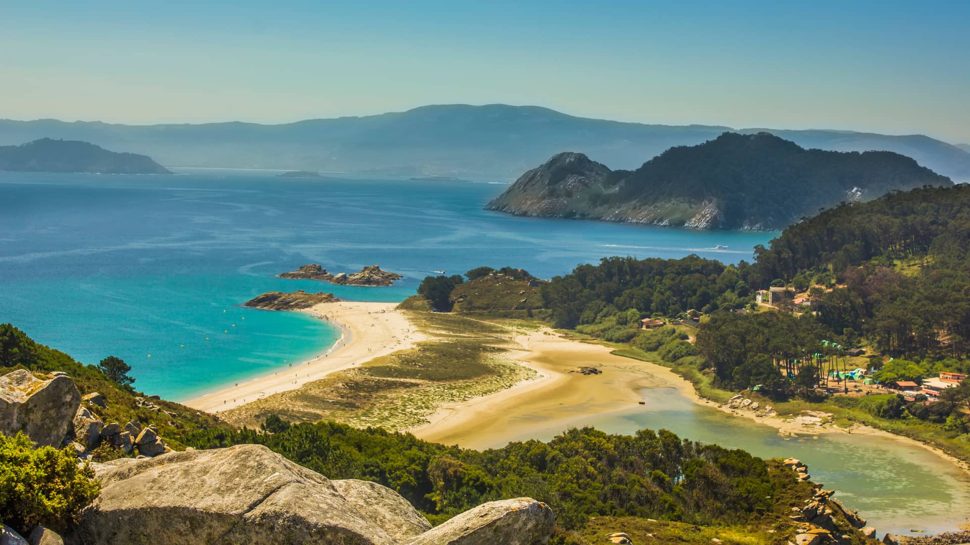 Vista panorámica del Parque Nacional de las Islas Cíes en Vigo donde están disponibles los servicios telefónicos de yoigo