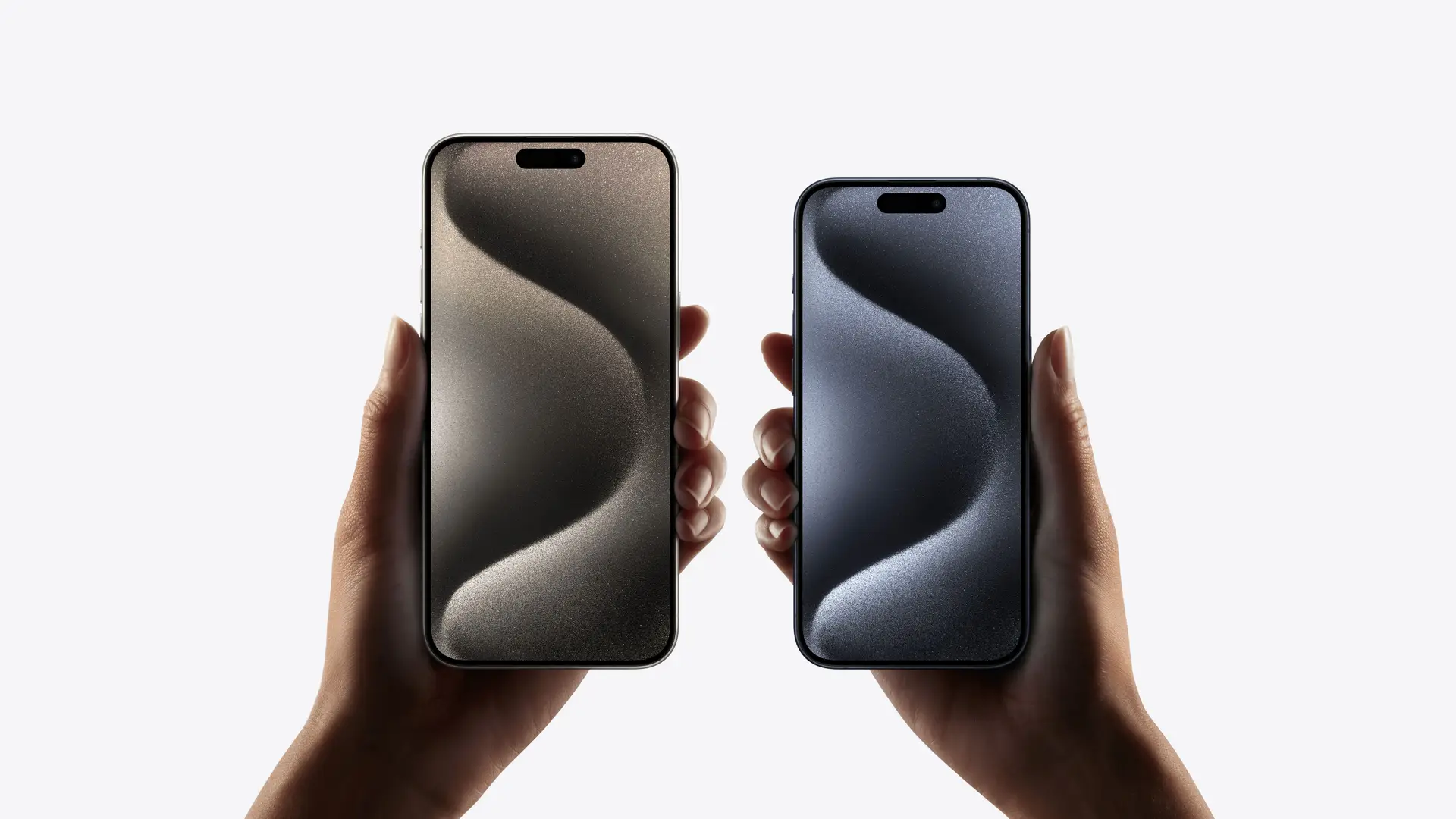 Dos manos sujetando el nuevo iPhone 15 pro que se podrá comparar con Yoigo