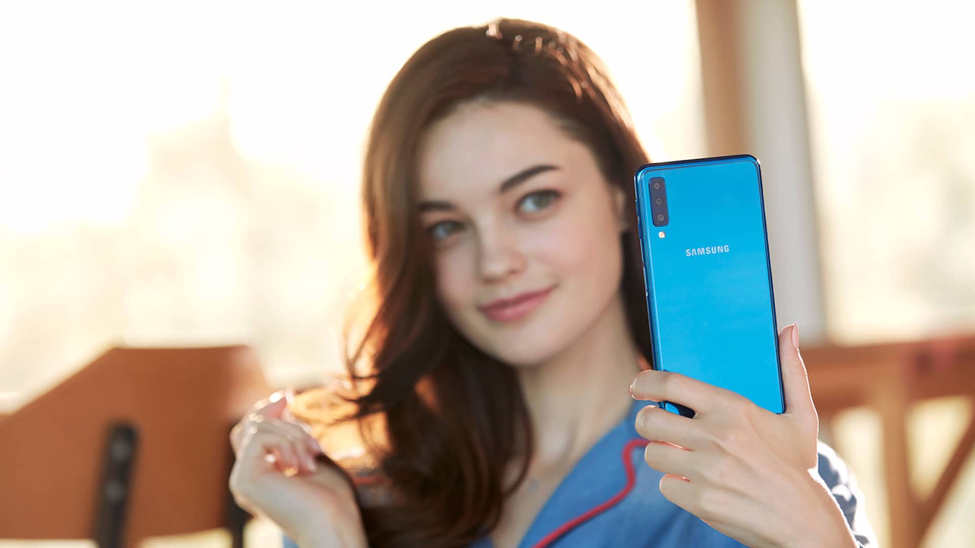 Mujer realizando una videollamada con su nuevo Samsung Galaxy A7, disponible en yoigo