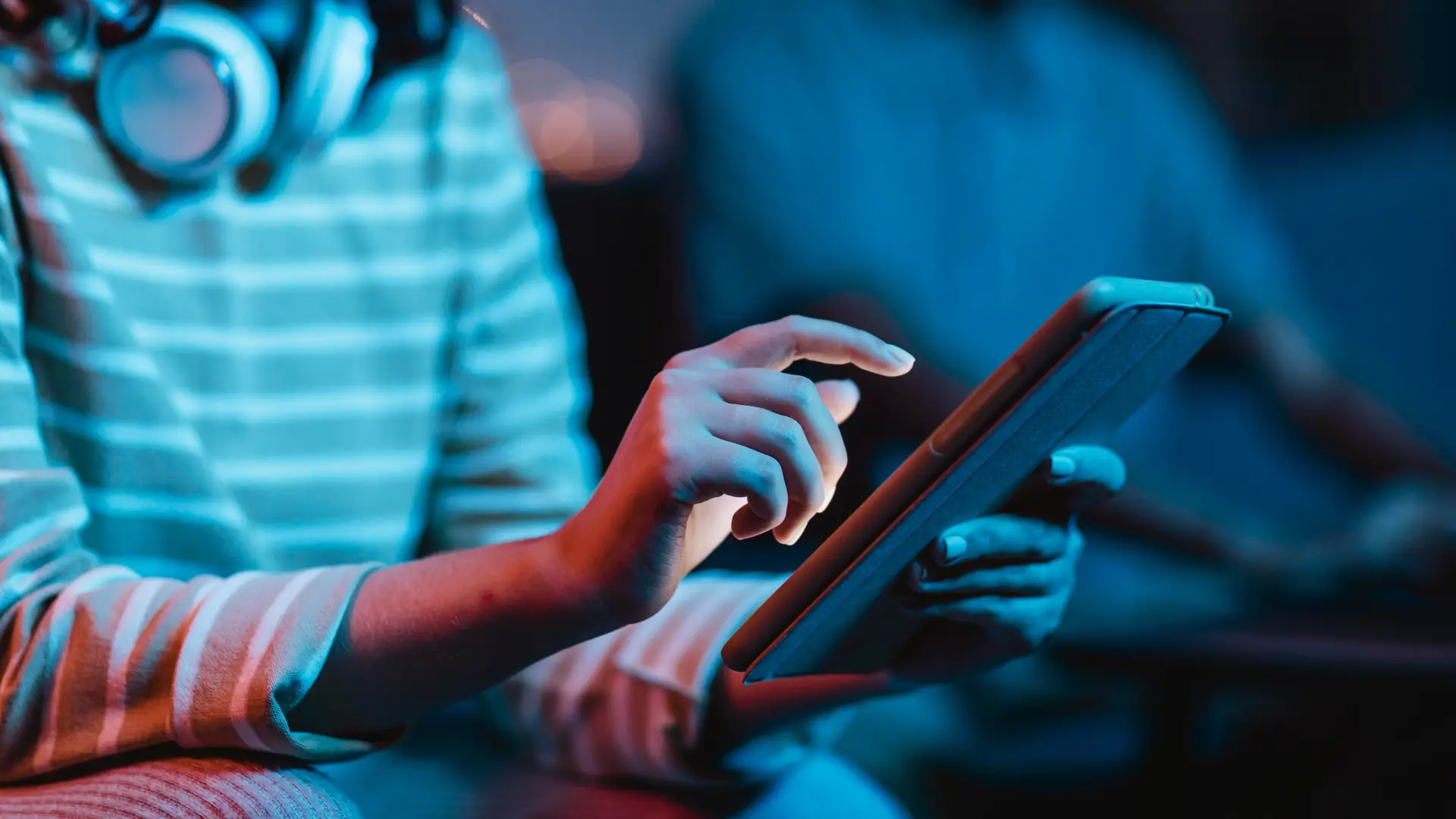 Joven navegando con su nueva tablet conseguida con una oferta de yoigo Joven navegando con su nueva tablet conseguida con una oferta de yoigo