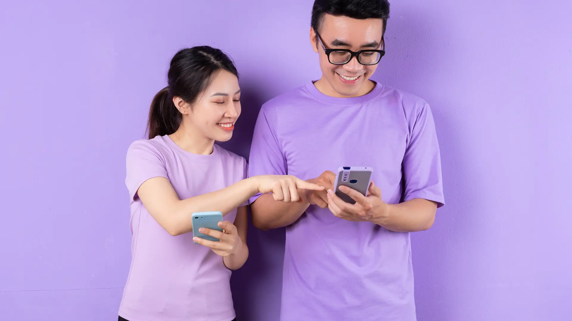 Chica ayudando a su amigo a configurar el acceso APN de yoigo en su móvil