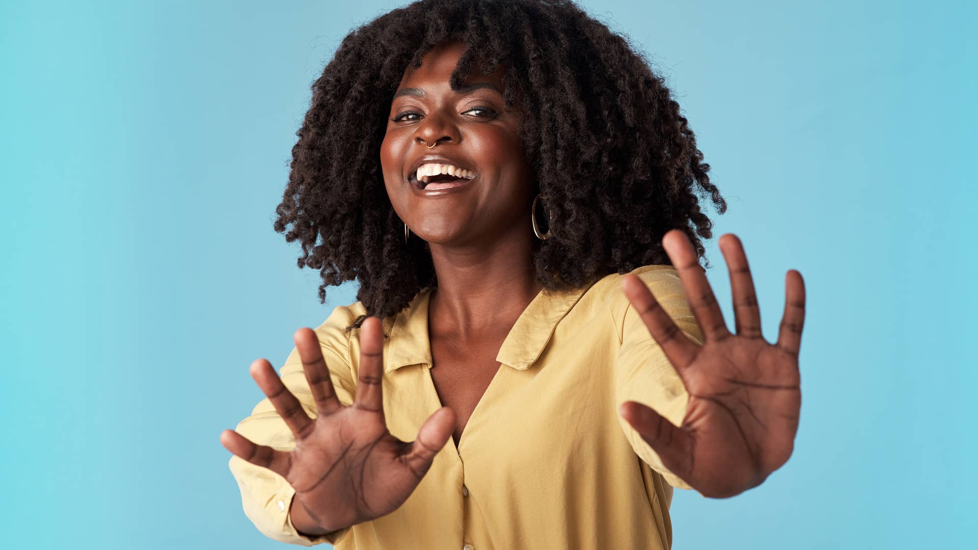 Mujer haciendo gesto de parar simboliza bloquear llamadas de yoigo