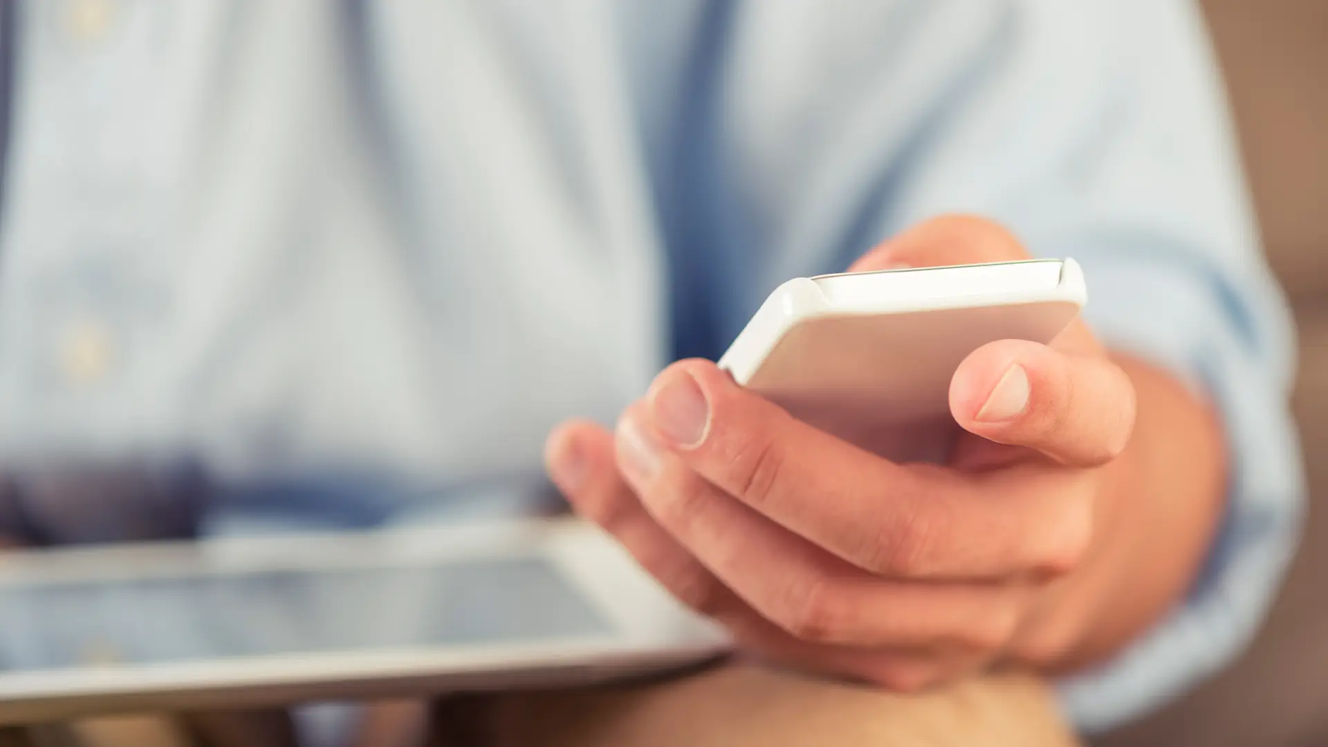 Hombre con teléfono móvil y una tableta digital representa bonos datos de yoigo Hombre con teléfono móvil y una tableta digital representa bonos datos de yoigo
