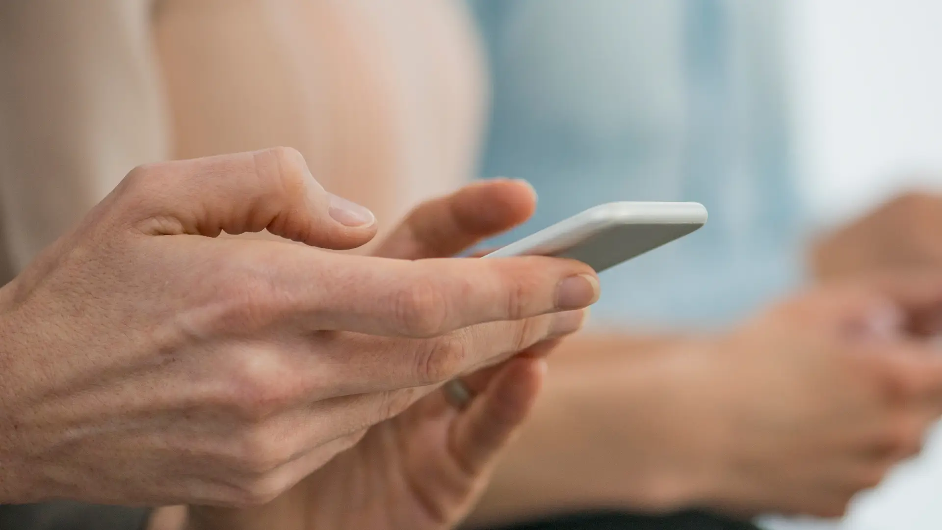 Hombre introduciendo código pin en su smartphone de yoigo Hombre introduciendo código pin en su smartphone de yoigo
