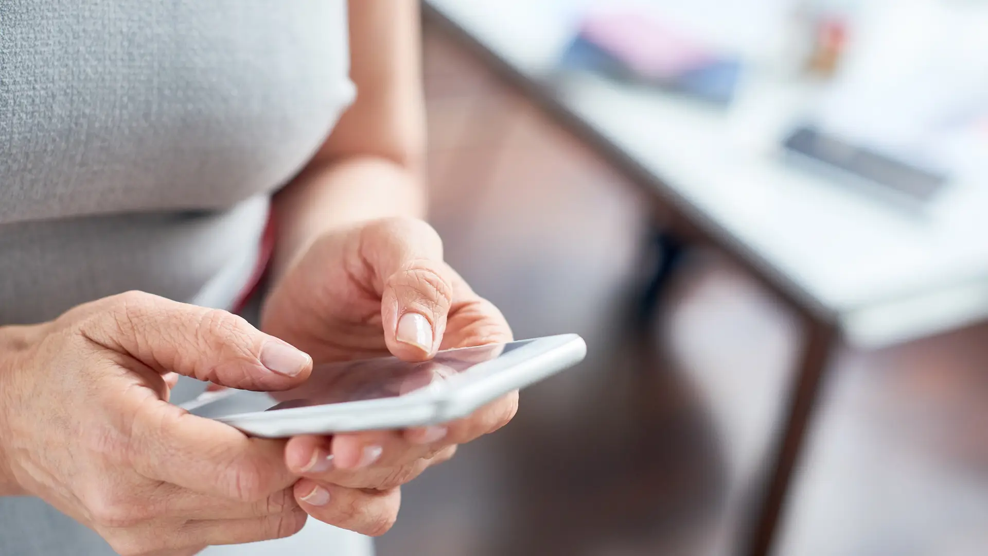 Mujer introduciendo código puk en smartphone de yoigo porque ha olvidado el código pin Mujer introduciendo código puk en smartphone de yoigo porque ha olvidado el código pin
