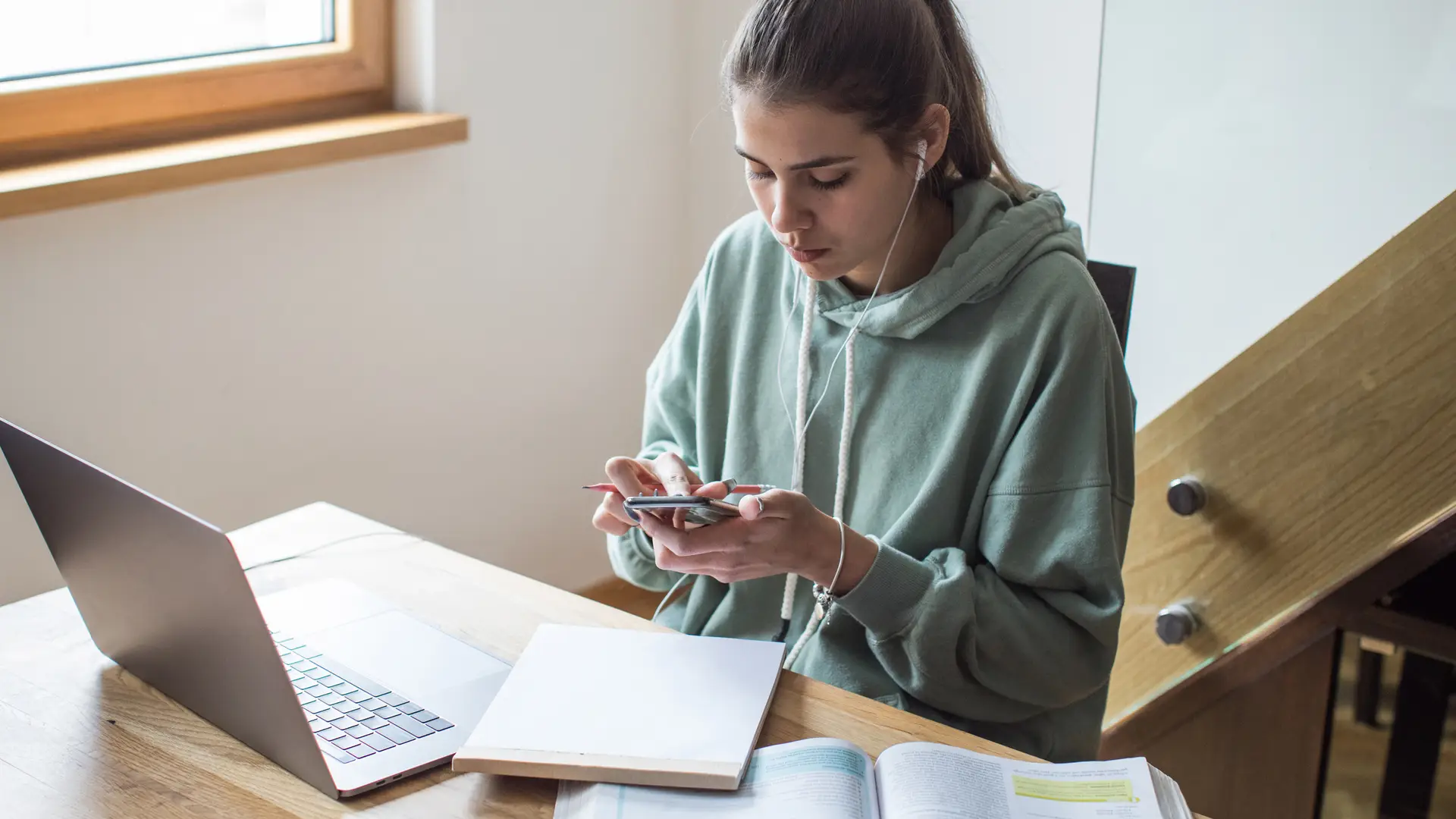 Adolescente verificando su consumo móvil de yoigo Adolescente verificando su consumo móvil de yoigo