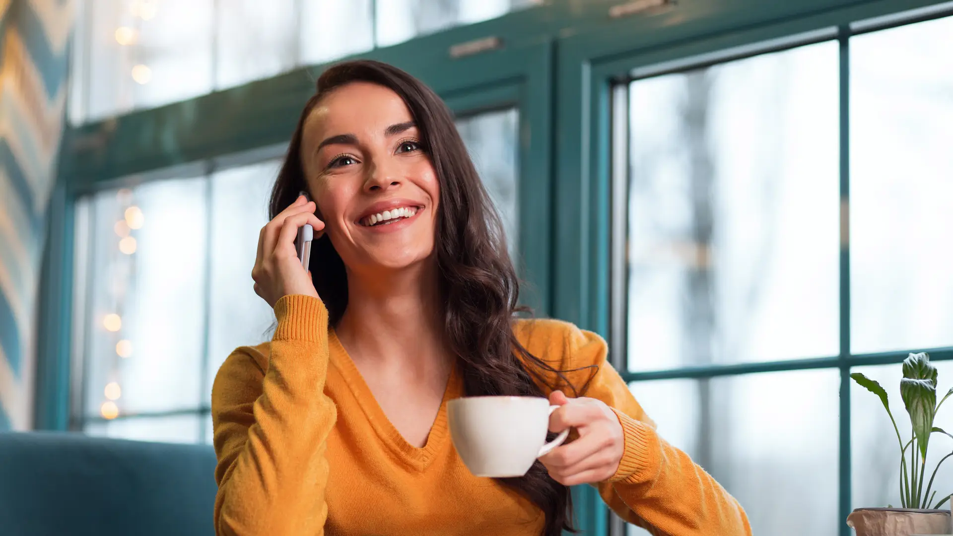 Mujer contactando con atención al cliente de yoigo para activar servicio de identificador de llamadas Mujer contactando con atención al cliente de yoigo para activar servicio de identificador de llamadas