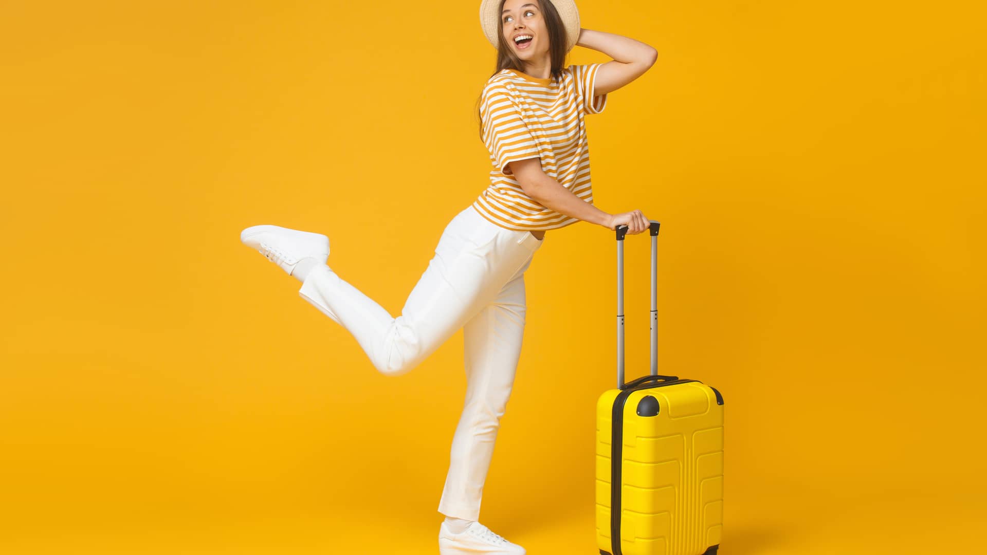 Joven con maleta representa roaming de yoigo