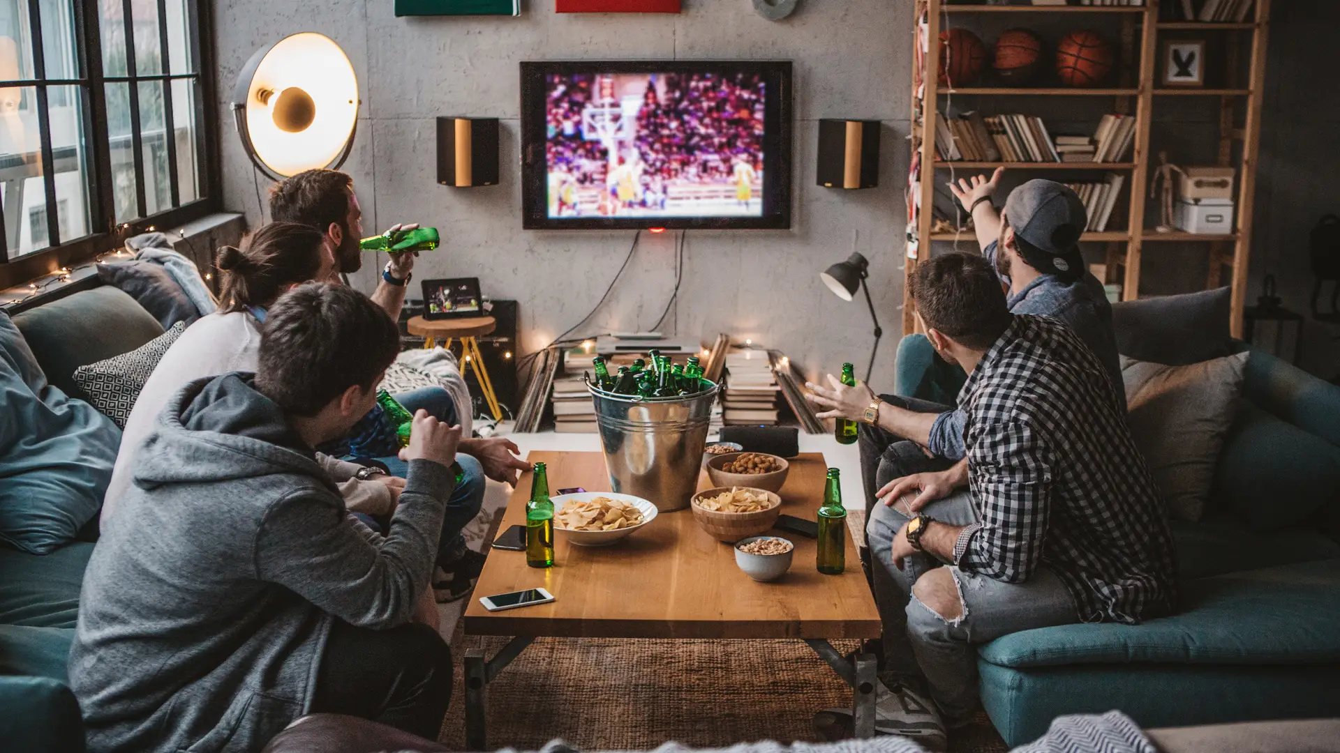 Amigos viendo deportes en tv representa dazn de yoigo Amigos viendo deportes en tv representa dazn de yoigo