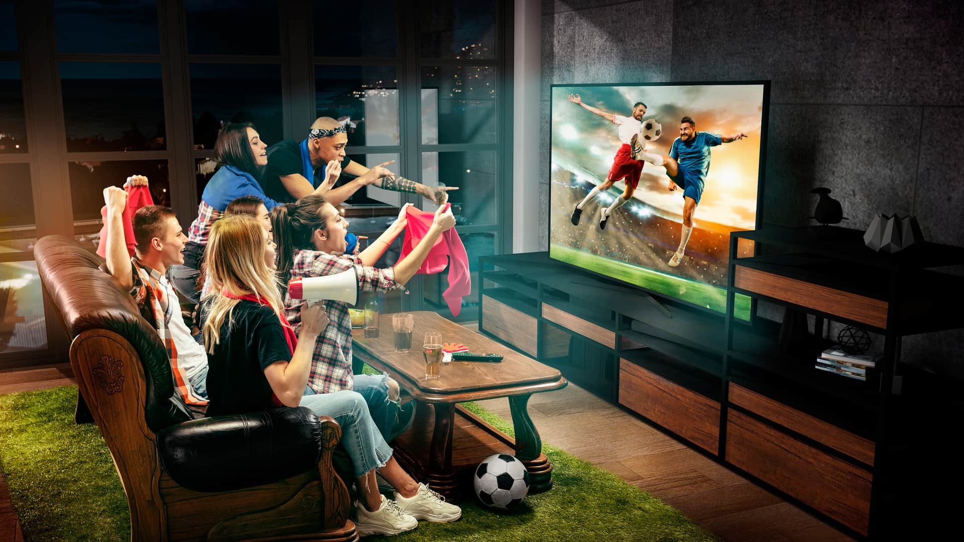 Amigos viendo partido de fútbol en tv de yoigo