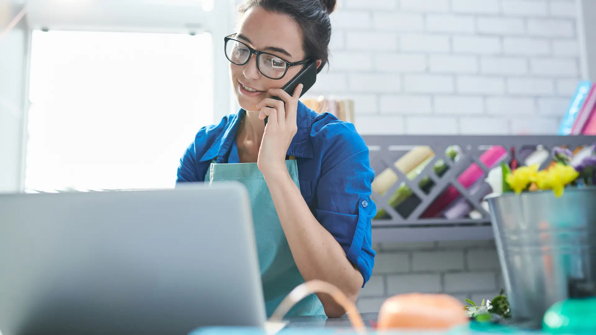 Mujer contactando con atención al cliente de yoigo para cambiar de número de cuenta