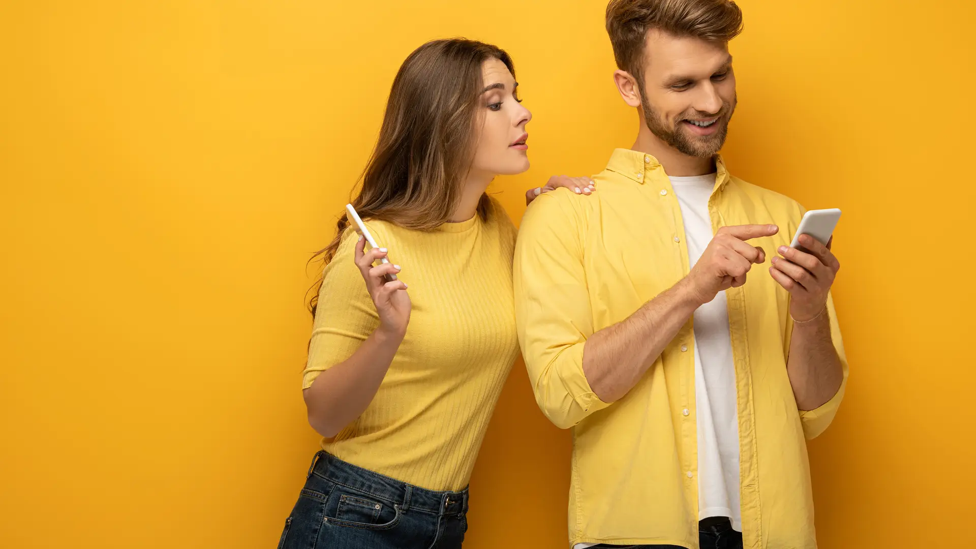 Pareja realizando tramite de cambio de titular con yoigo