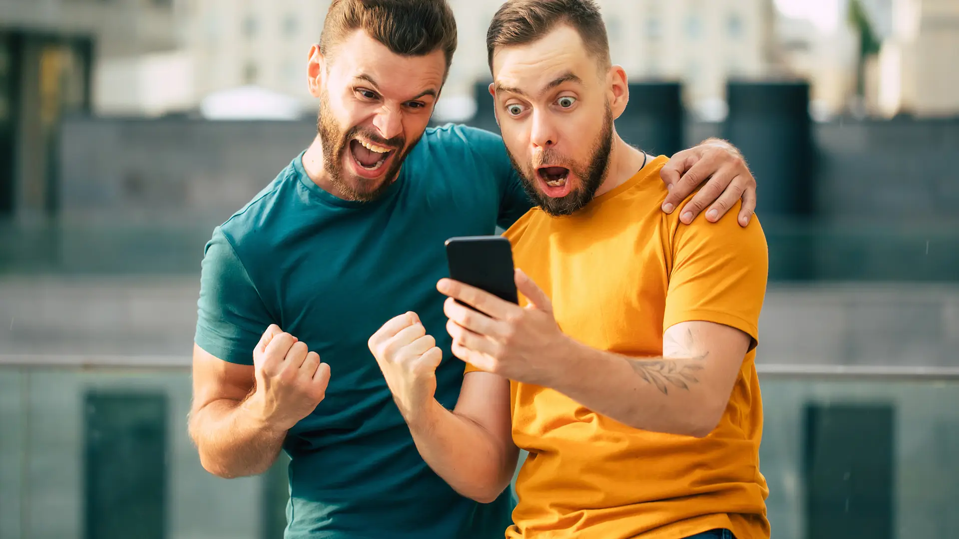 Pareja contenta con smartphone simbolizan líneas adicionales de yoigo
