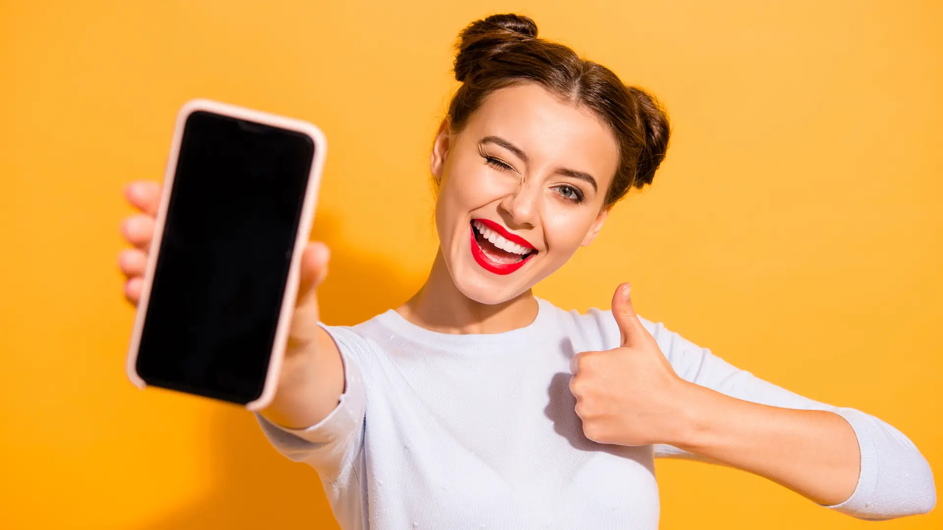 Joven estrenando teléfono representa móviles yoigo Joven estrenando teléfono representa móviles yoigo