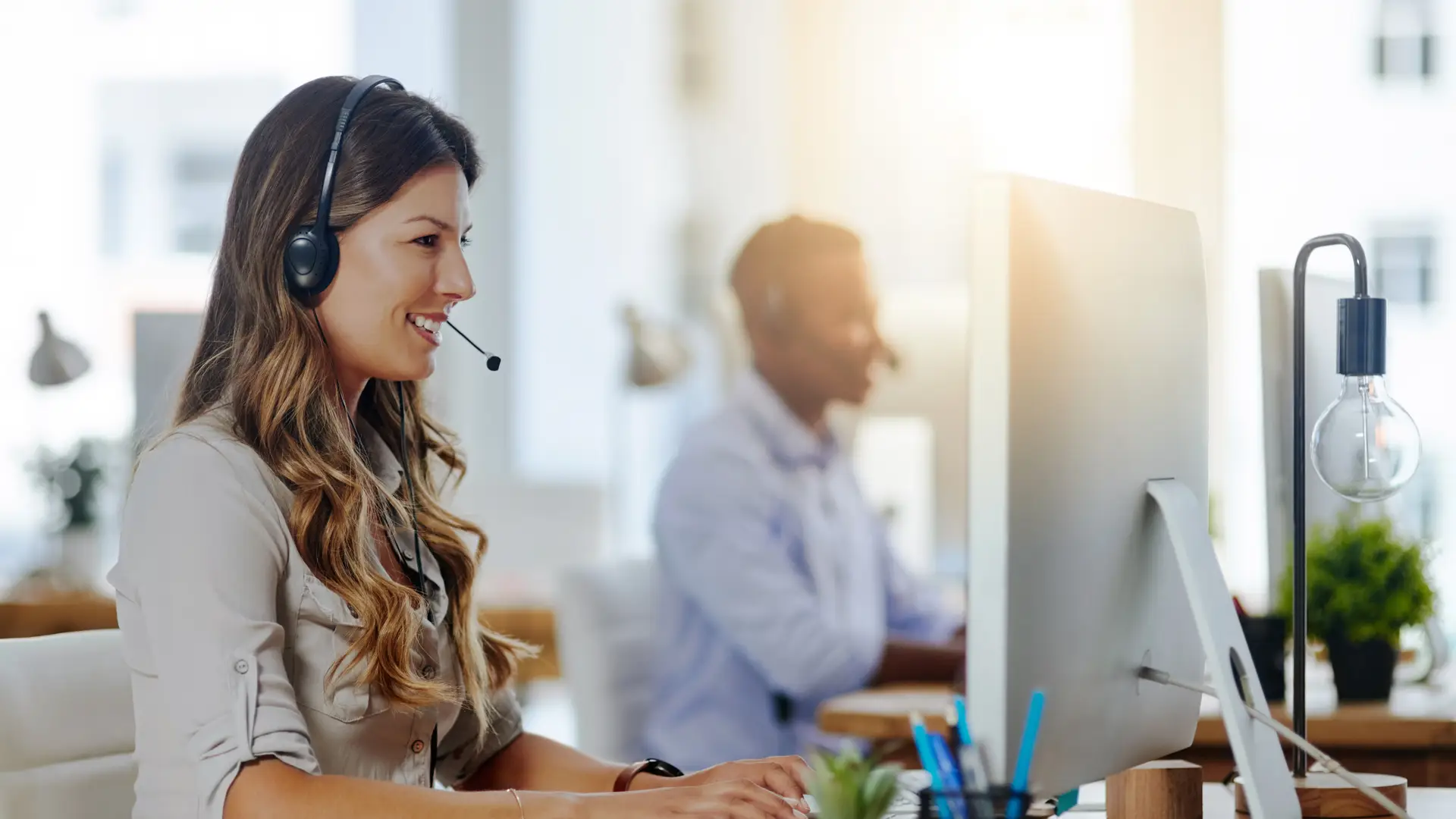 Trabajadora del departamenteo de servicio técnico como el que ofrece yoigo a sus clientes Trabajadora del departamenteo de servicio técnico como el que ofrece yoigo a sus clientes