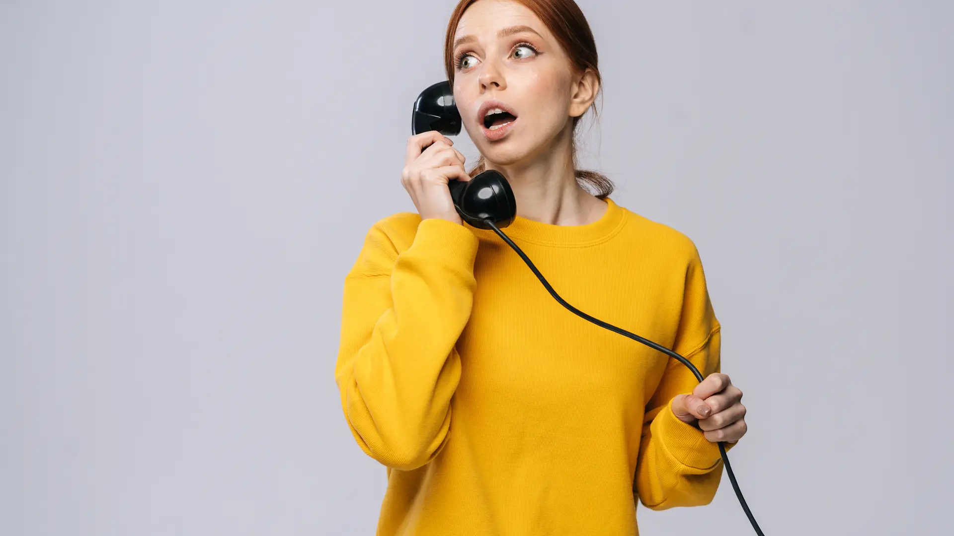 Mujer usando teléfono fijo Mujer usando teléfono fijo
