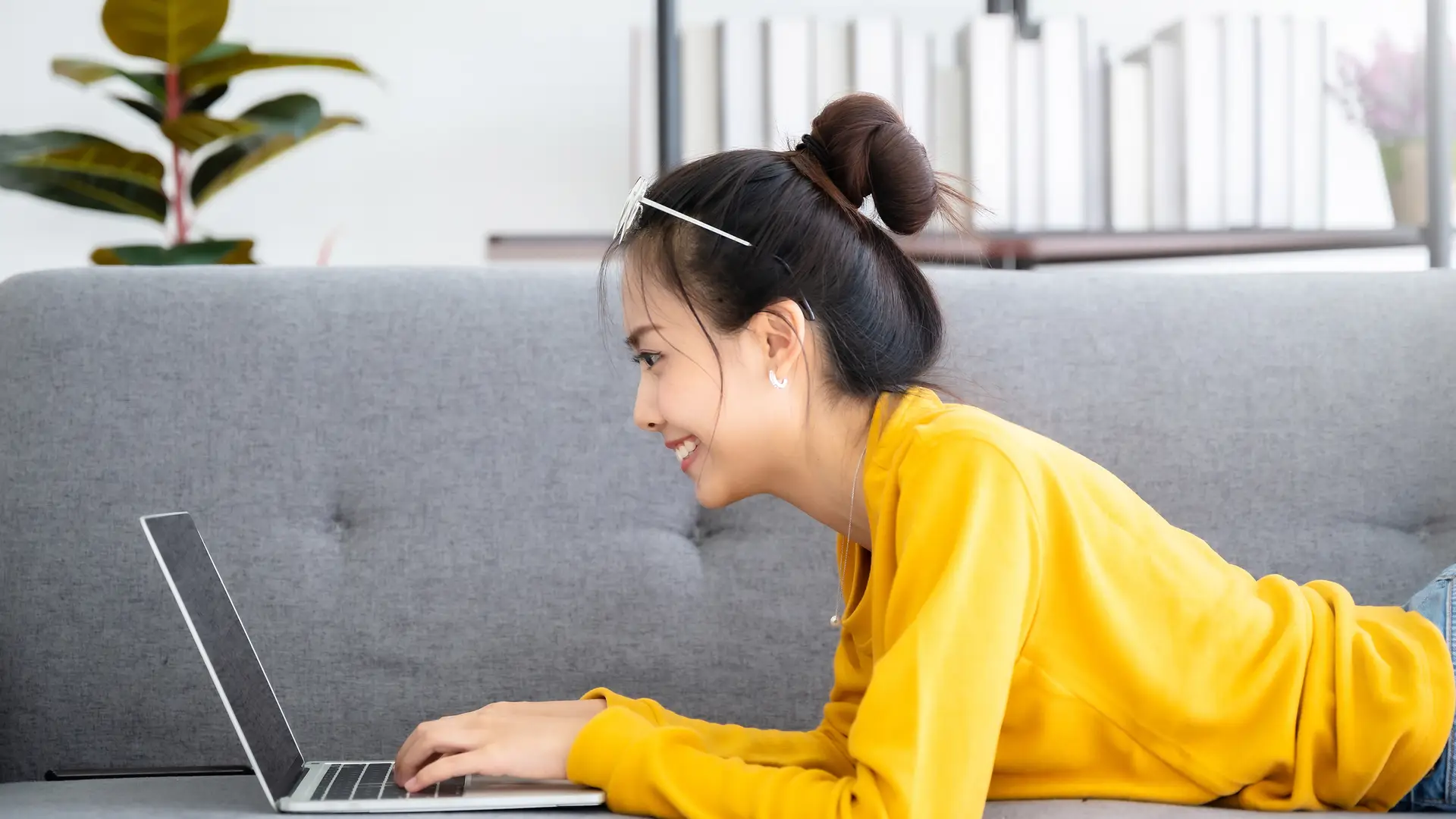Joven usando laptop simboliza internet de yoigo Joven usando laptop simboliza internet de yoigo