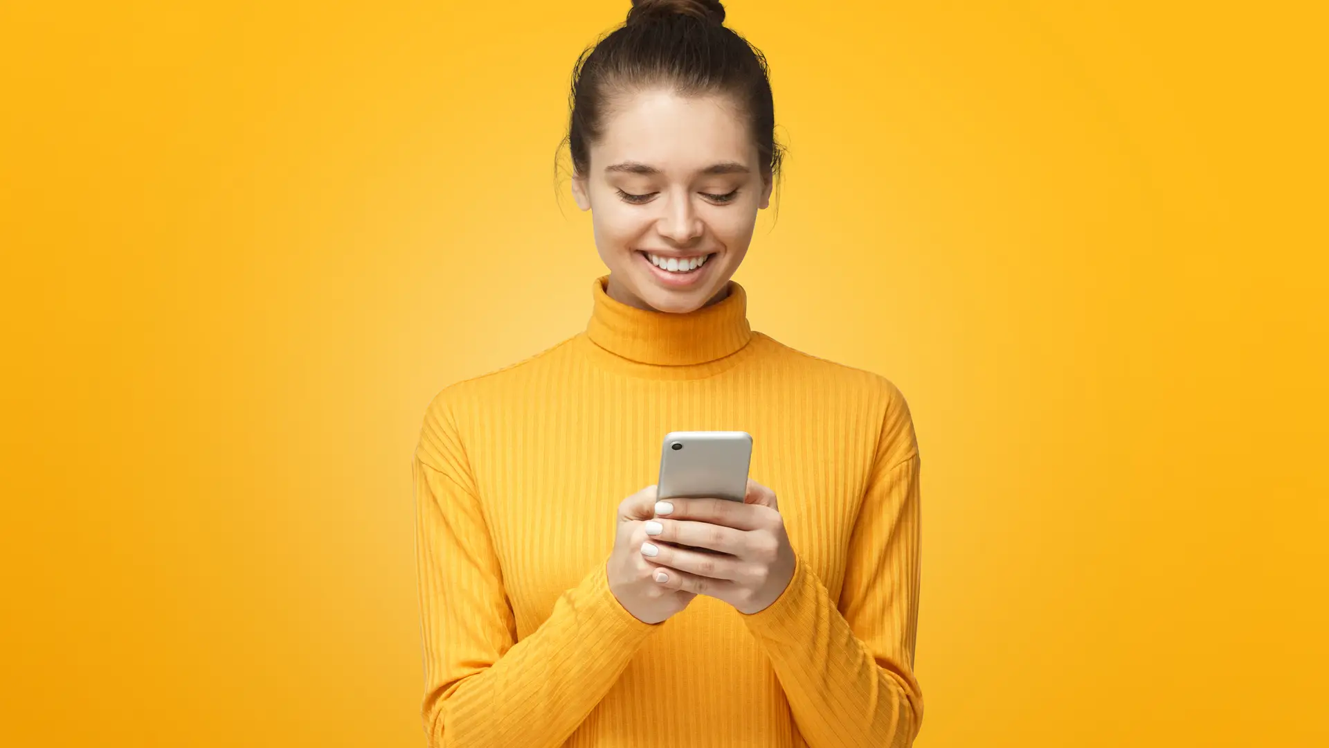 Adolescente usando su smartphone simboliza móvil prepago de yoigo Adolescente usando su smartphone simboliza móvil prepago de yoigo