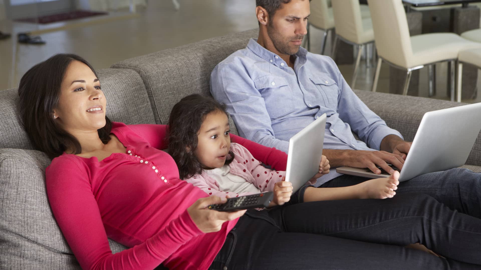familia disfrutando de su tarifa de internet y tv en el salón de su casa