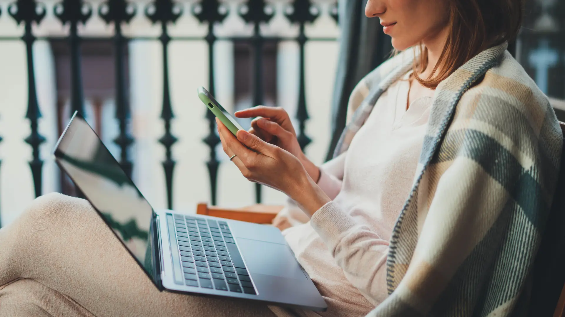 chica disfrutando de sus tarifas de movil e internet de su casa chica disfrutando de sus tarifas de movil e internet de su casa