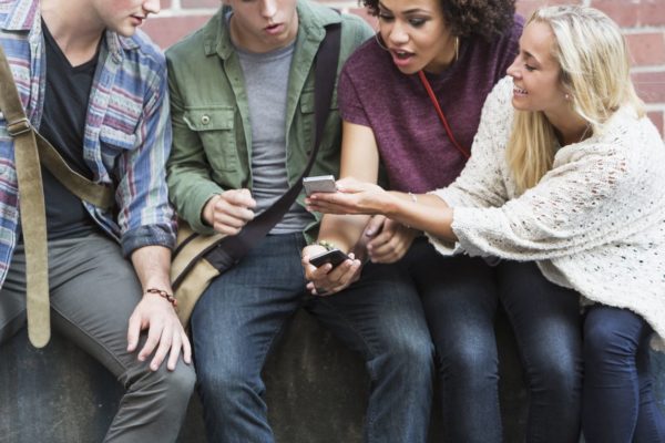 Chicos revisan aplicaciones Android para su smartphone